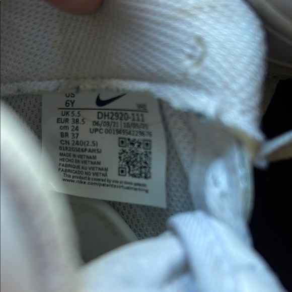 Nike White Sneakers for Everyday Wear - Picture 5 of 7